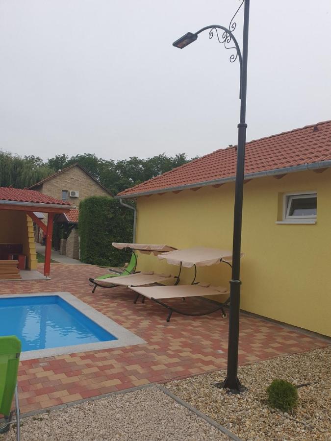 Ponty-Poronty Vendeghaz Hotell Nagybaracska Exteriör bild